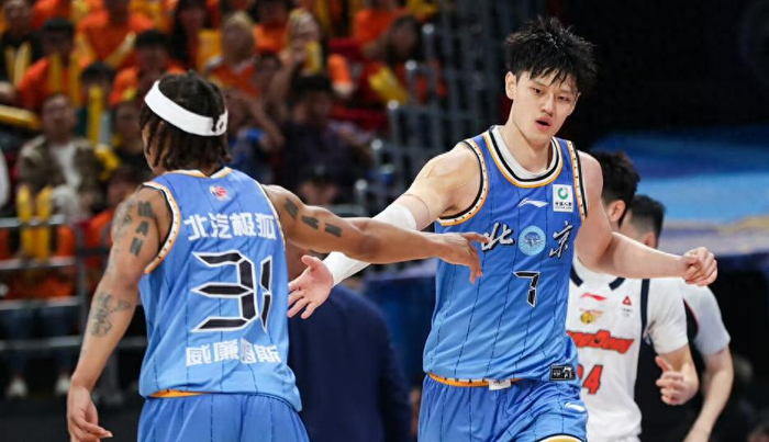 老鹰1年1400万美元留住澳洲中锋,他们也是付出了不小的代价?